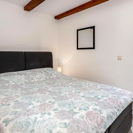 1 Bedroom Awesome In Apartment Banjol