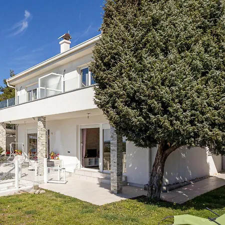 1 Bedroom Awesome In Apartament